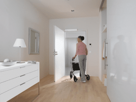 Automatischer Türöffner für Menschen mit Rollatoren
