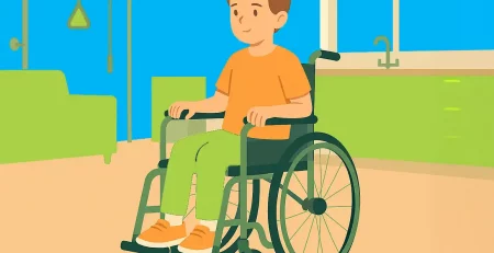 Ein Junge mit Zerebralparese sitzt in einem Rollstuhl in einem hellen, barrierefreien Wohnraum mit Therapiegeräten und angepasster Einrichtung.