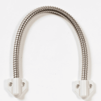 Kabelübergang / Metallschlauch mit weissen Befestigungen