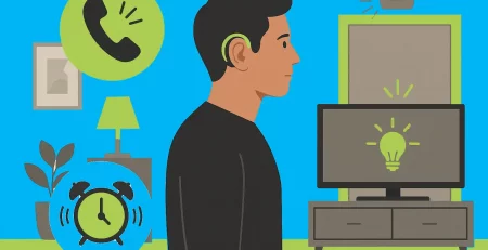 Ein Mann mit Hörgerät steht in einem modern eingerichteten Wohnzimmer. Symbole für Telefon, Wecker und Licht zeigen visuelle Signalhilfen für Menschen mit Hörbehinderung.