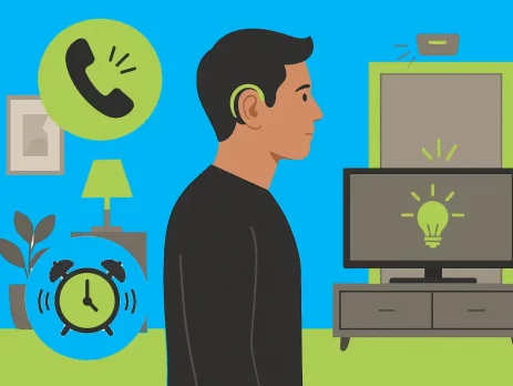 Ein Mann mit Hörgerät steht in einem modern eingerichteten Wohnzimmer. Symbole für Telefon, Wecker und Licht zeigen visuelle Signalhilfen für Menschen mit Hörbehinderung.