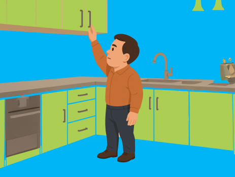 Ein kleinwüchsiger Mann steht in einer modernen Küche und versucht, den Griff eines zu hoch hängenden Schranks zu erreichen.