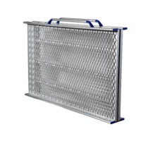 Aluminium-Treppenrampe, zusammengeklappt, mit strukturierter Obeffläche in silber und blauen Akzenten, geeignet für Sicherheit und Unterstützung im Treppenbereich.