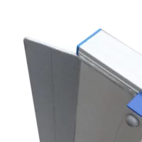 Detailansicht eines silbernen Aluminiumprofils mit blauen Akzenten. 