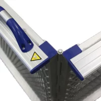 Mobile Rollstuhlrampe mit blauen Handgriffen und Sicherheitssymbol, zeigt den Klappvorgang und das Scharnier. 