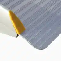 Aluminium-Rampe mit rutschfester Oberfläche und gelben Antirutsch-Elementen an den Kanten für sicheren Zugang.