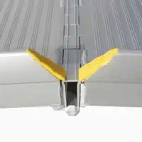 Detailansicht des Scharniers mit gelben Abdeckungen an den Kanten.