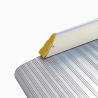 Aluminium-Rampe mit rutschfester Oberfläche und gelber Schutzkappe an der Kante.