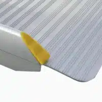 Aluminium-Rampe mit rutschfester Oberfläche und gelber Sicherheitsmarkierung an der Kante.