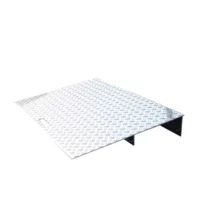 Aluminium-Rampe mit rutschfester Oberfläche und gebogenen Kanten, ideal für den Zugang über Stufen.