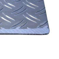 Detail einer Rampe aus Riffelblech mit diagonalem Muster, rechteckige Form, silberne Farbe.