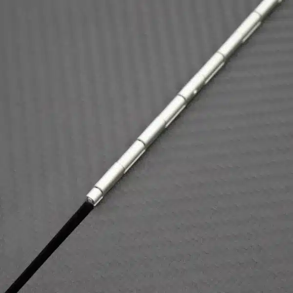 Detailaufnahme des Scharnieres einer klappbaren Rollstuhlrampe aus Karbon. 