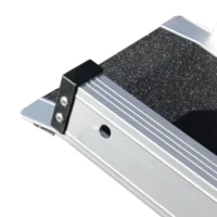 Detailansicht einer Aluminium-Rampe mit rutschfester Oberfläche und seitlichen Abschlüssen, geeignet für den Transport von Rollstühlen oder ähnlichen Fahrzeugen.
