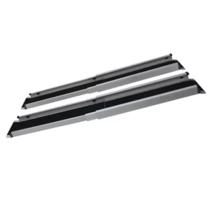 Zwei parallele Aluminium-Schienen in silber und schwarz, ideal für barrierefreien Zugang zu höher oder tiefer gelegenen Flächen. 