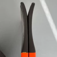 Detailaufnahme der gummierten Auflage einer faltbaren Rollstuhlrampe.