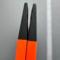 Detailaufnahme der gummierten Auflage einer faltbaren Rollstuhlrampe.