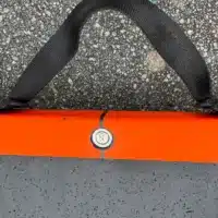 Detailaufnahme des Griffes einer Kohlefaser-Rampe mit Magnetverschluss.