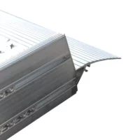 Aluminium-Rampe mit strukturierter Oberfläche für barrierefreien Zugang, geneigte Seiten und gerilltes Design.