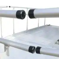 Rollstuhlrampe mit Plattform aus Aluminium und seitlichen Griffen aus schwarzem Kunststoff.