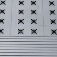 Prägung mit X-förmigen Vertiefungen auf einer Rampenoberfläche.