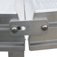 Verbindungselement zwischen zwei Rampenteilen aus Aluminium.