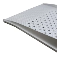 Rollstuhlrampe im Detail fotografiert, mit strukturierter und gelochter Oberfläche.