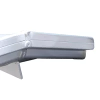 Detail einer mobilen Rollstuhlrampe zeigt die stabile Schweißnaht an der angewinkelten Rampen-Auflage.