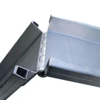 Klappbare Rampe aus Aluminium mit rutschfester Oberfläche und seitlichen Wandungen, ideal für den Zugang zu Fahrzeugen.