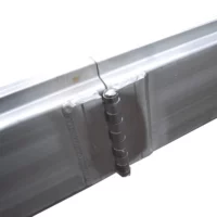 Unterseite einer klappbaren Rollstuhlrampe, sichtbar sind die stabilen Schweißnähte und die Oberflächenstruktur des Materials.
