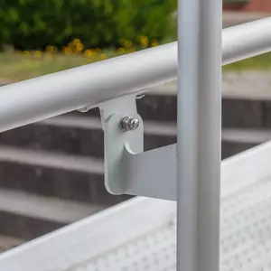 Nahaufnahme eines Handlaufs aus Metall