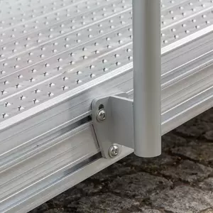 Nahaufnahme der Befestigung eines Geländerpfosten an einer Rollstuhlrampe