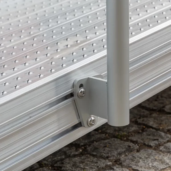 Nahaufnahme der Befestigung eines Geländerpfosten an einer Rollstuhlrampe