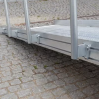 Nahaufnahme einer Rollstuhlrampe mit Geländer