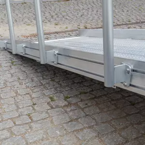 Nahaufnahme einer Rollstuhlrampe mit Geländer