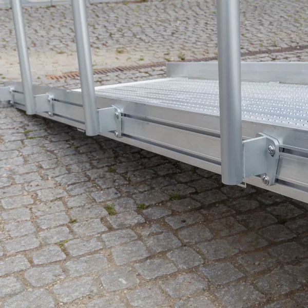 Nahaufnahme einer Rollstuhlrampe mit Geländer