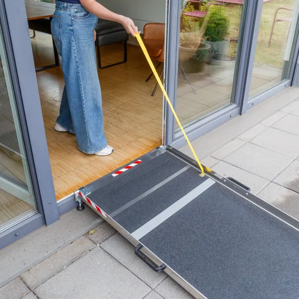 Eine Person hält ein gelbes Zugband  in der Hand