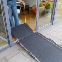 Eine Person hält ein gelbes Zugband