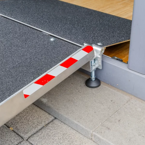 Eine rot-weiß gestreifte Markierung an einer Balkon- und Terrassenbrücke für Rollstuhlfahrer