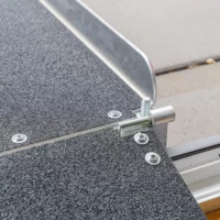 Nahaufnahme eines Metallscharniers