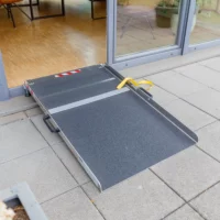 Eine tragbare Rollstuhlrampe ist an einer Tür angebracht