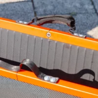 Nahaufnahme von zwei schwarzen Griffen