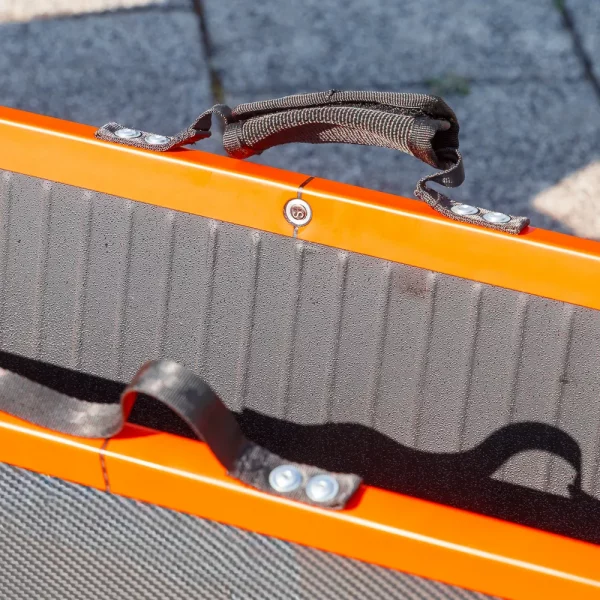 Nahaufnahme von zwei schwarzen Griffen