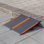Eine tragbare schwarz-orangefarbene Rollstuhlrampe