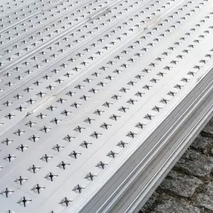 Nahaufnahme einer Rollstuhlrampen-Oberfläche mit Reihen von gleichmäßig verteilten