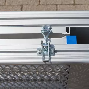 Nahaufnahme eines an einer Aluminium-Rollstuhlrampe befestigten Metallriegelschlosses.