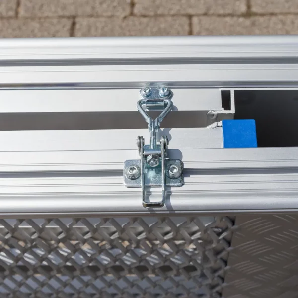 Nahaufnahme eines an einer Aluminium-Rollstuhlrampe befestigten Metallriegelschlosses.