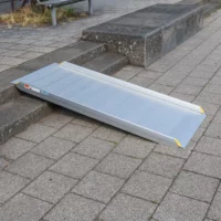 Eine tragbare Aluminium-Rollstuhlrampe