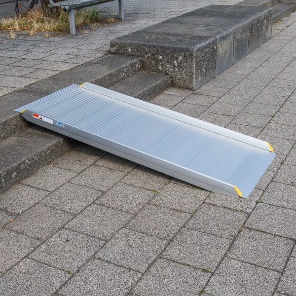 Eine tragbare Aluminium-Rollstuhlrampe