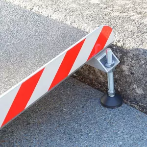 Nahaufnahme des höhenverstellbaren Fußes einer rot-weiß gestreiften Rollstuhlrampe aus Aluminium