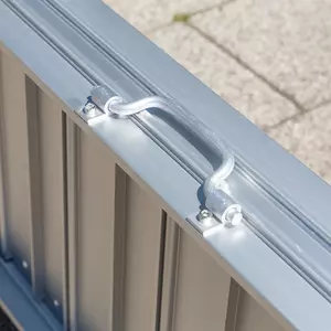 Nahaufnahme eines Metall Tragegriffs